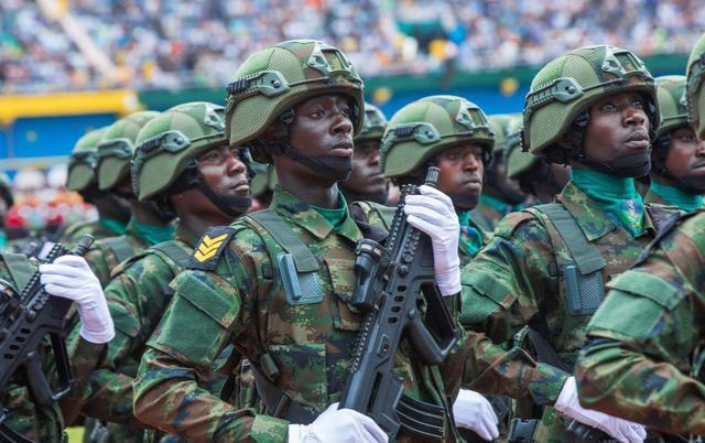 包含罗马训练开放日，关键时刻更衣室发声引欢呼，意大利杯在即，训练强度明显提升的词条